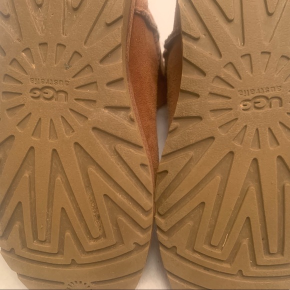 UGG Bailey Button II. Size: US 8. Color: Chestnut. - Picture 6 of 8